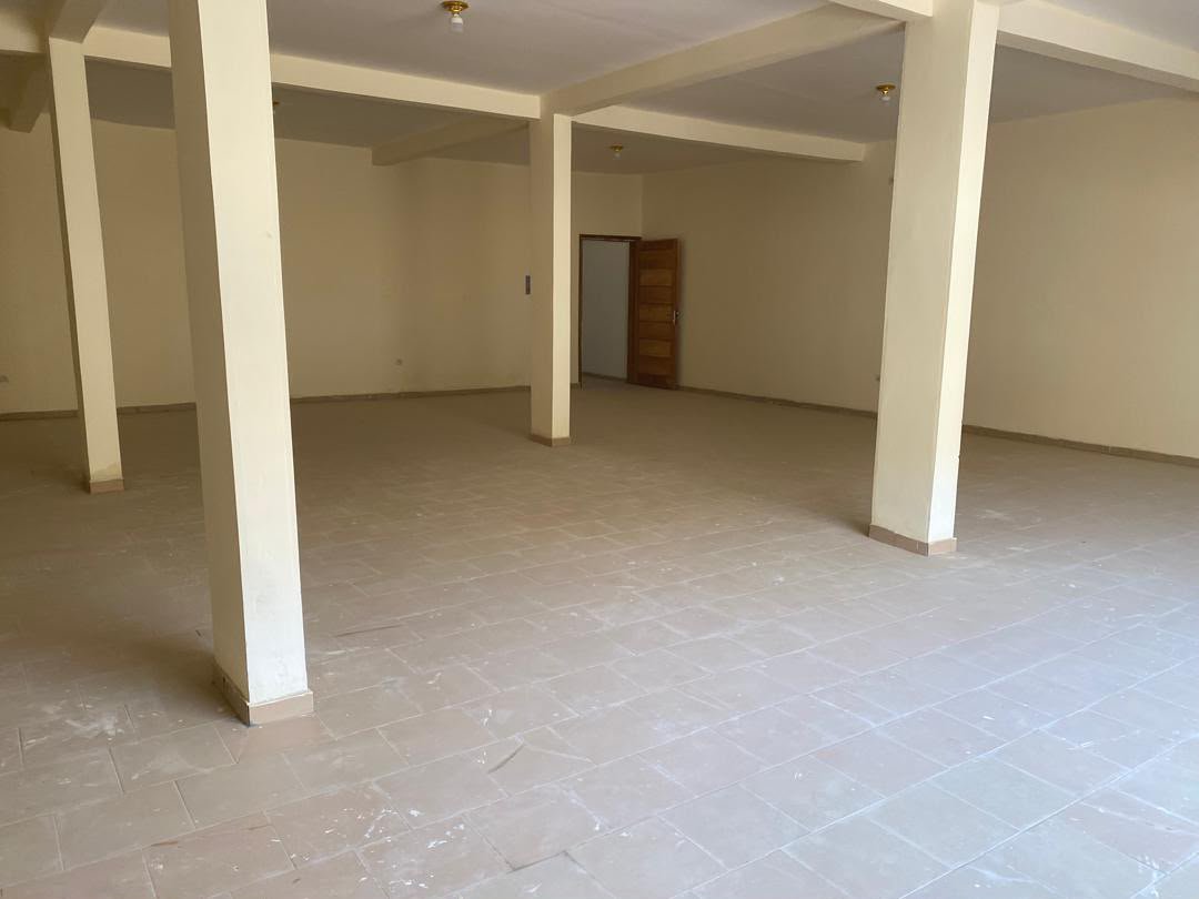À louer un grand magasin de 200m2.